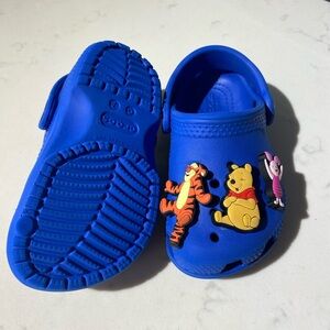 Toddler Crocs w/ Winnie the Pooh jibbits